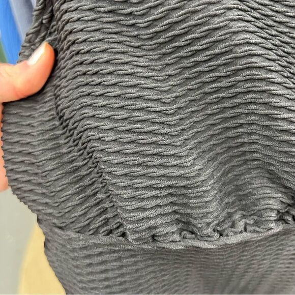 Lands End Solid black textured swim tank with underwire size 16 - Picture 6 of 9